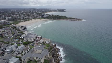 Flug-über-Gebauten-Bauwerken-Auf-Der-Landzunge-Queenscliff-In-Der-Nähe-Des-Süßwasserstrandes-In-Sydney,-New-South-Wales