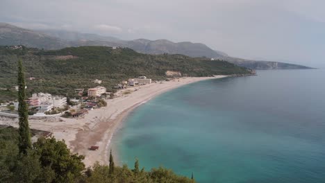 hermosa riviera albanesa durante las vacaciones de verano