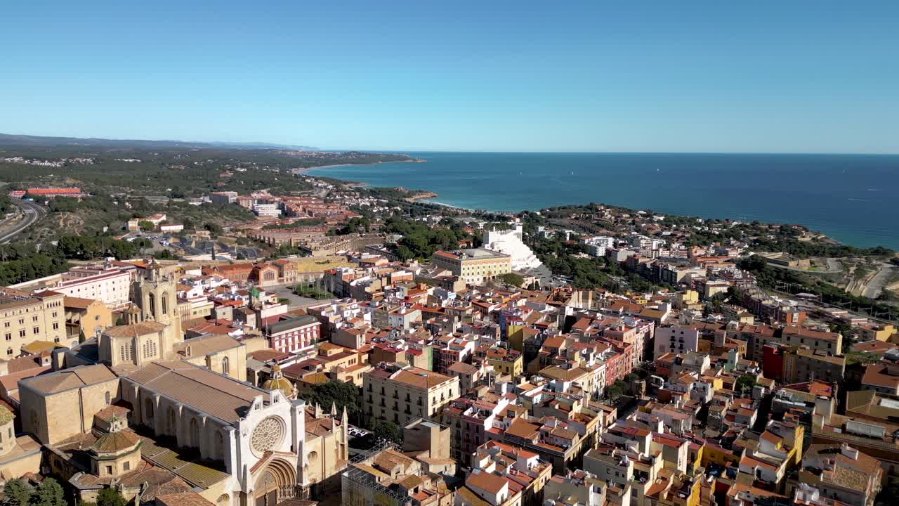 y la hermosa ciudad histórica de tarragona perspectiva desde arriba