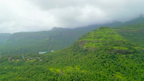 Grüne-Bergstation-In-Schwarzen-Wolken-Weit-Bis-Zur-Nahaufnahme