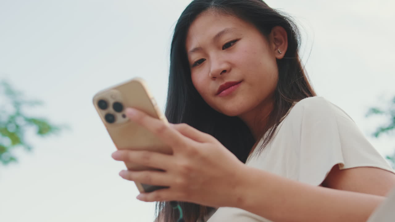 휴대전화를 사용하는 여성