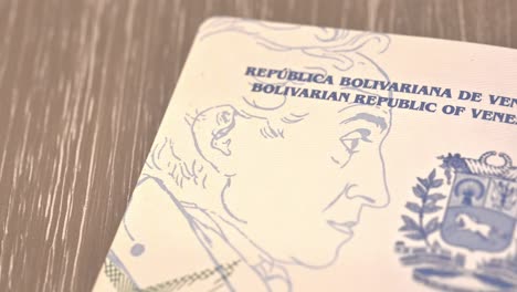 Portada-Del-Pasaporte-Venezolano-En-El-Interior-Con-El-Rostro-De-Simón-Bolívar-Y-El-Escudo-De-Armas.