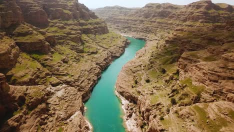 Berg-Im-Hintergrund-An-Einem-Trüben-Tag-In-Der-Natur,-Die-Grüne,-Frische,-Lebendige-Farbe-Des-Flusses-Im-Abenteuer-Canyon,-Dezful-Schlammfelsen,-Lehmklippe-Beim-Wandern-Im-Freien,-Natürliche-Aussicht-Auf-Das-Wilde-Land-Im-Iran