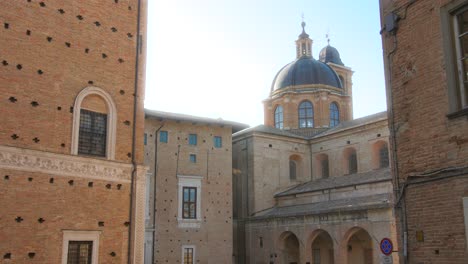 Dome-Of-Palazzo-Ducale-And-Piazza-Duca-Federico-In-Urbino,-Marche,-Italy