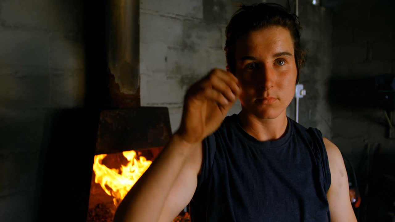 metalúrgica de pie en la fábrica