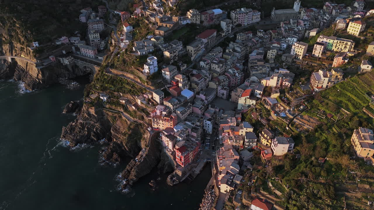 Riomaggiore, l'un des magnifiques villages côtiers des Cinque Terre, Italie, capturé d'en haut