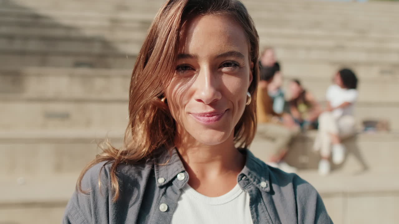 Ritratto di una bellissima ragazza europea, studentessa con i suoi amici