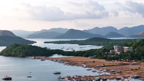 vista costera de la bahía con islas y montañas