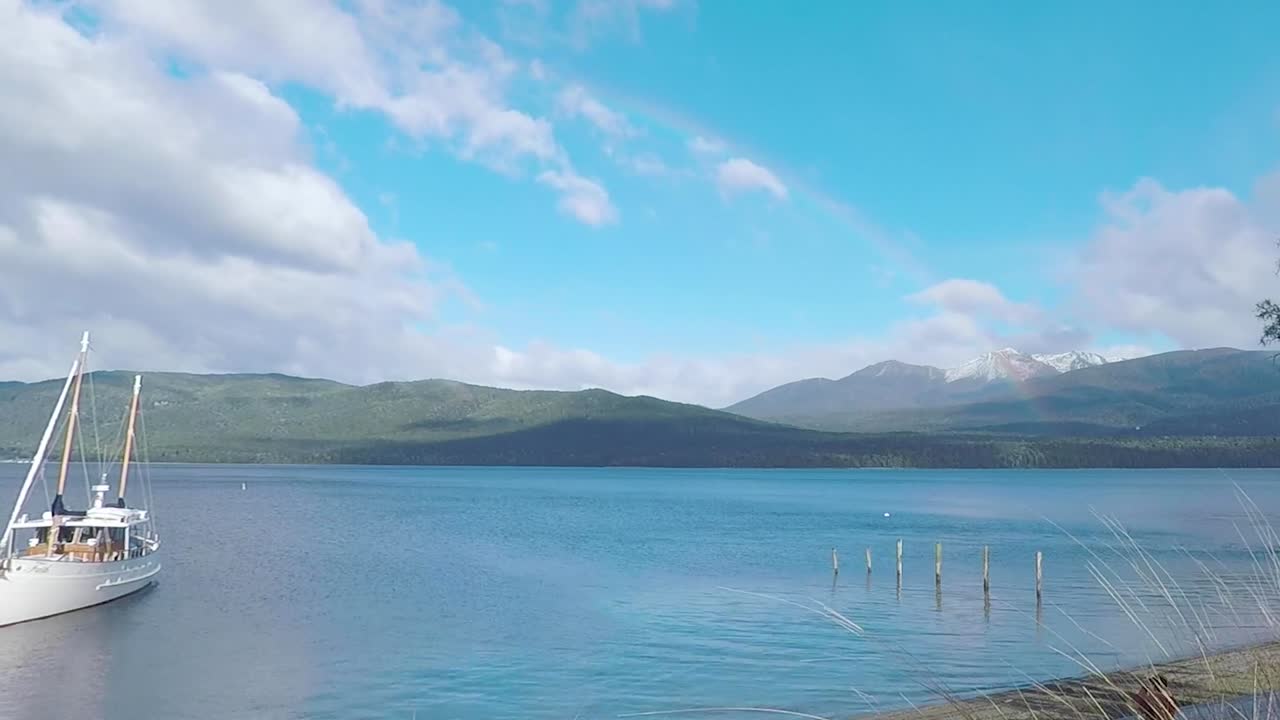 구름이 움직이는 테아나우 호수