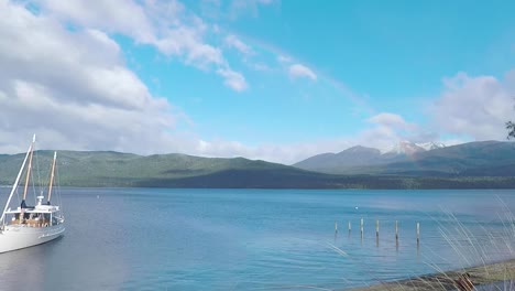 Der-Anau-See-Mit-Sich-Bewegenden-Wolken