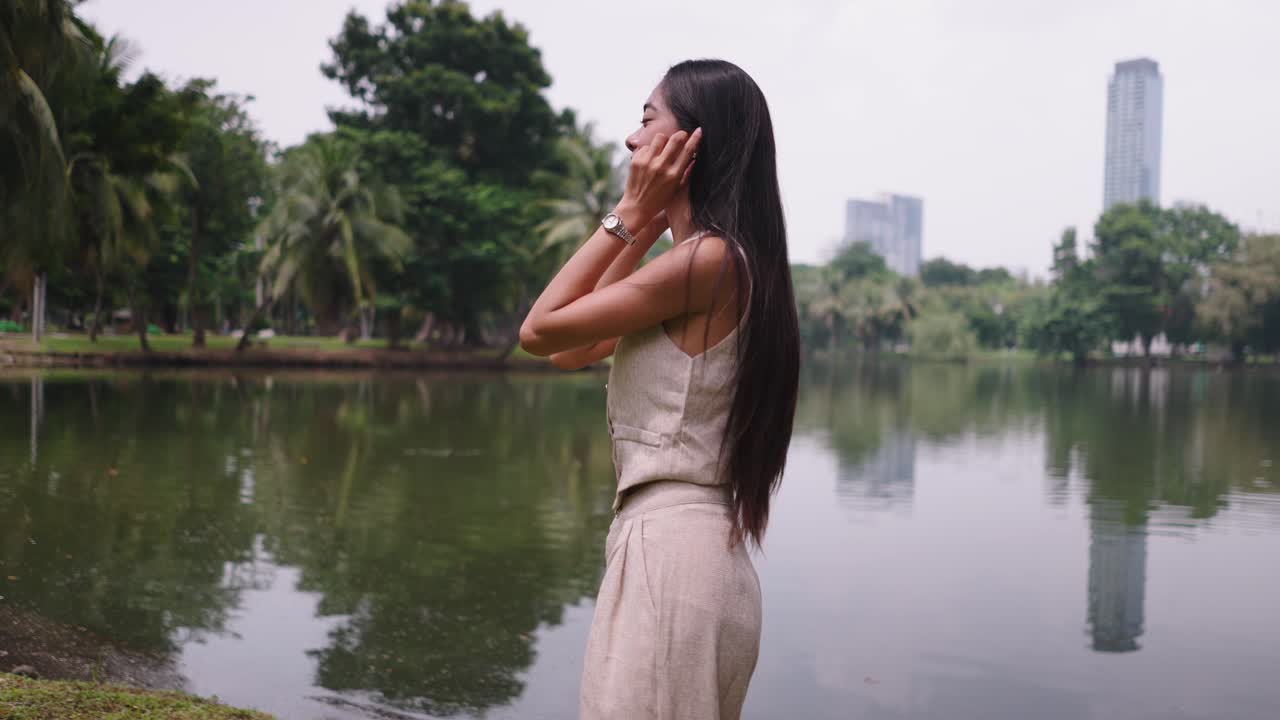 호수 의 공원 에 있는 여자