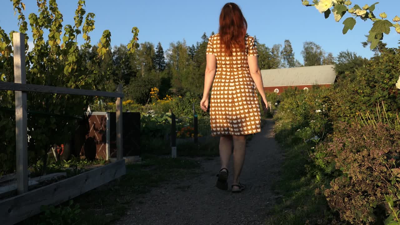 해가 지는 시점 에 정원 에서 시골 집 으로  ⁇ 고 있는 여자