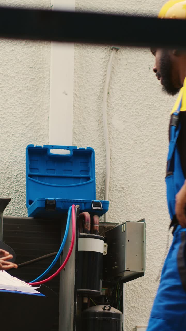 Video i højformat. Diverse team tjekker HVAC-system
