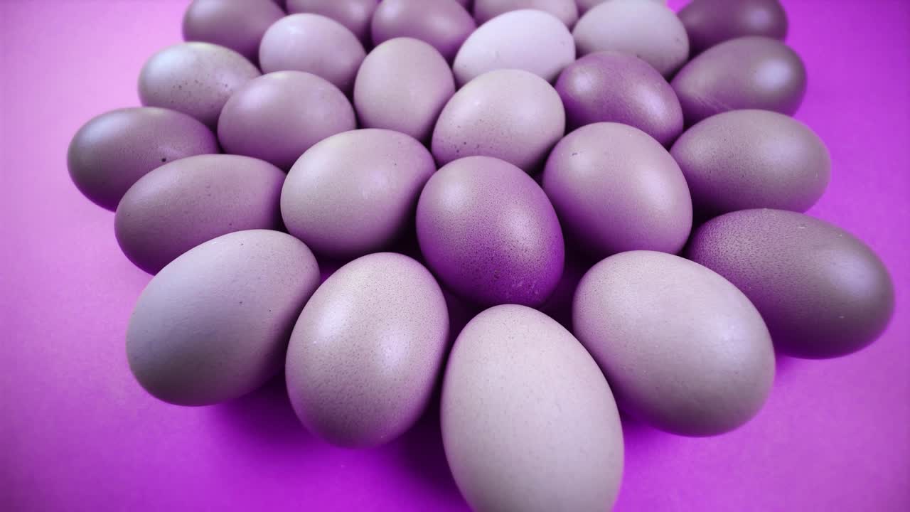 수많은  달에 반이는 색