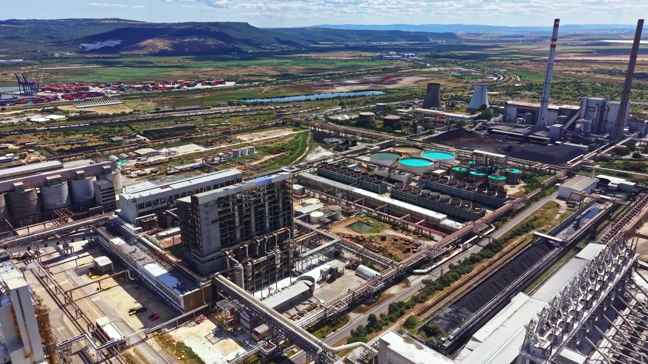 Vista general de una gran planta industrial con múltiples estructuras y maquinaria en un amplio paisaje
