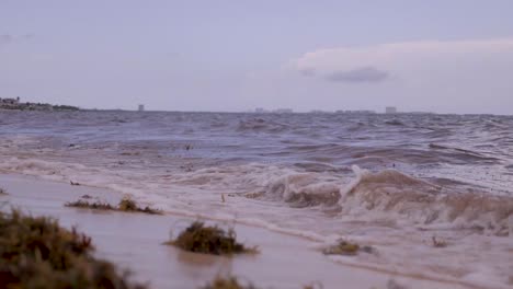 Meereswellen-An-Der-Küste-Eines-Strandes