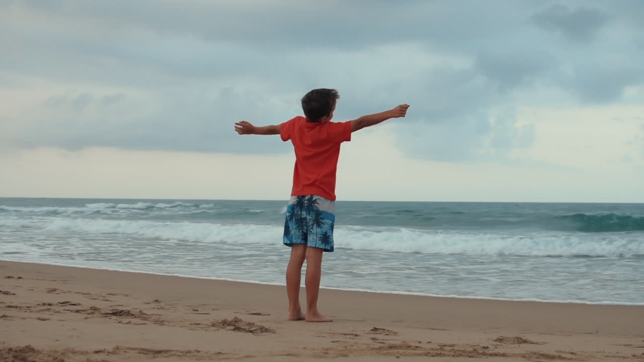 un chico feliz relajándose en la orilla del mar, un chico despreocupado disfrutando de las vacaciones de verano en la playa.