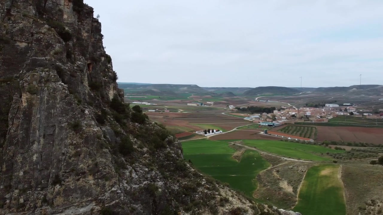 Ripresa aerea di un tipico villaggio spagnolo in Aragona