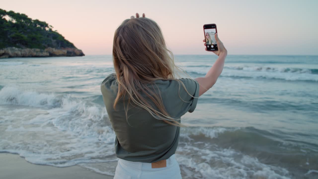 una mujer joven usa un teléfono inteligente en un entorno natural
