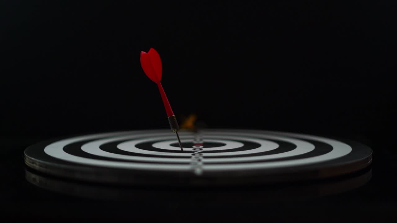 느린 동작 화살표는 표적을 점수판의 지점으로 밀어넣습니다.