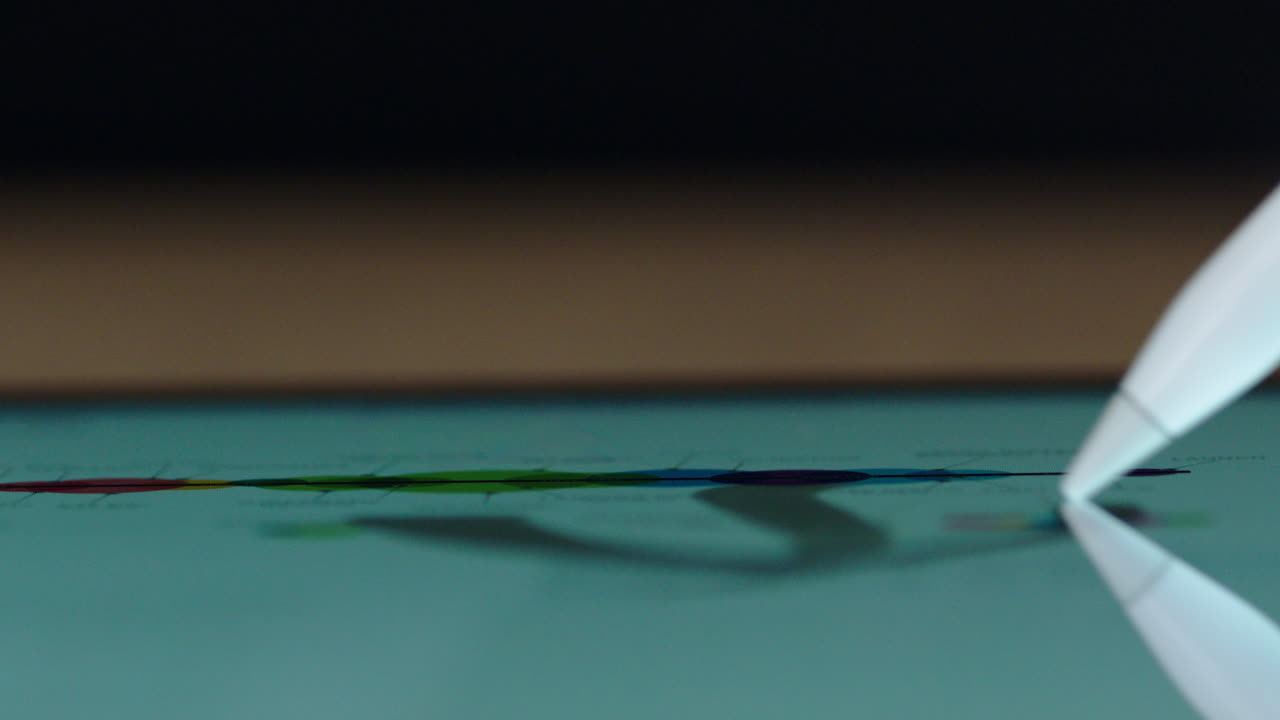 macro stylus bolígrafo navegación pantalla de tableta digital que muestra estadísticas de mercado gráfico información financiera en un dispositivo electrónico con pantalla táctil