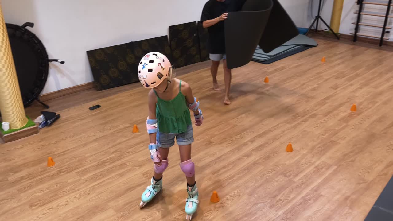 niña aprendiendo a patinar en un gimnasio