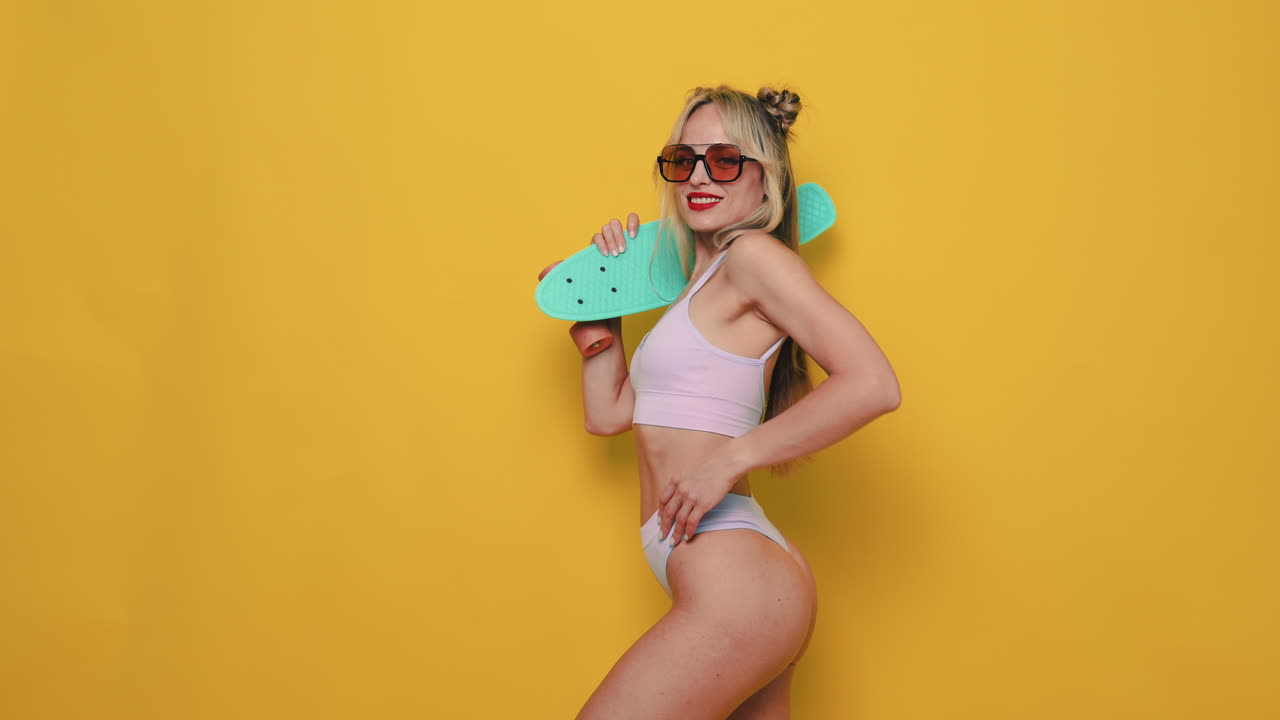 스케이트보드 를 타고 있는 비키니 를 입은 여자