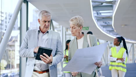 hombre de negocios, tableta y arquitecto con planos