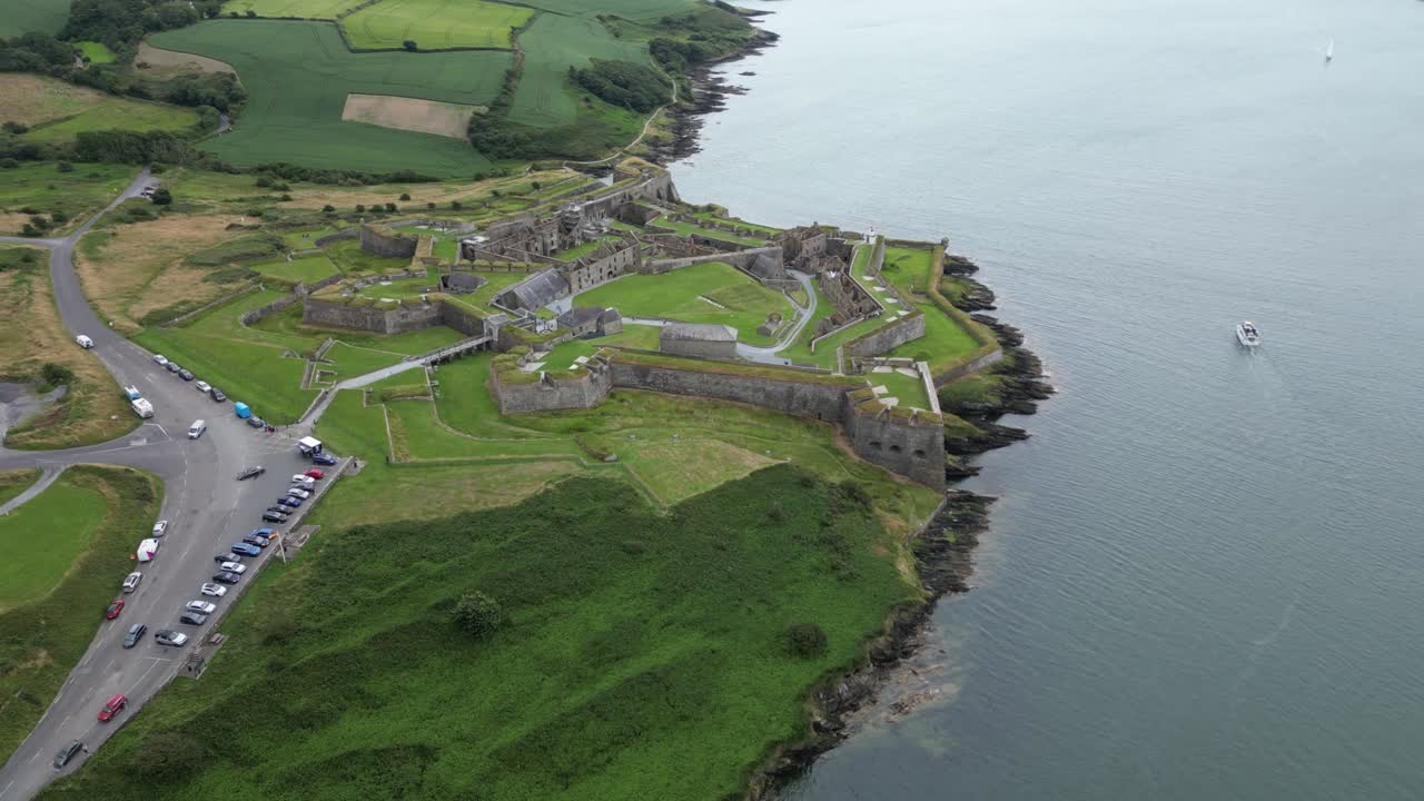 charles fort en kinsale, irlanda con exuberante vegetación y un barco en el agua, vista aérea