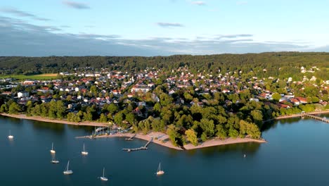 vista aérea drone volador de la ciudad herrsching en el lago ammersee, lujosa zona residencial con puerto deportivo de clase alta y hermosa vista
