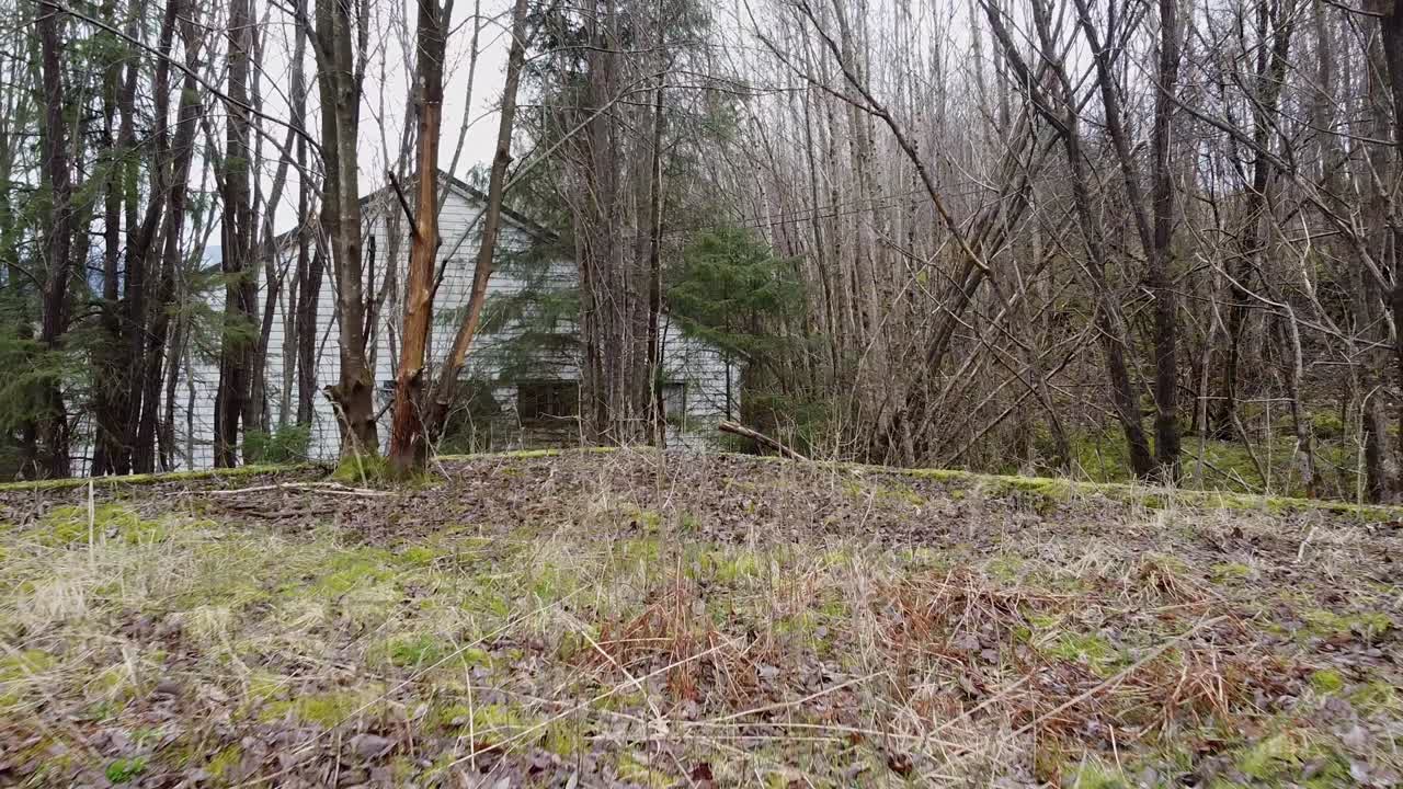 노르웨이의 숲에 남겨진 잊혀진 군대 아침 회의 장소 - 배경에 있는 막사