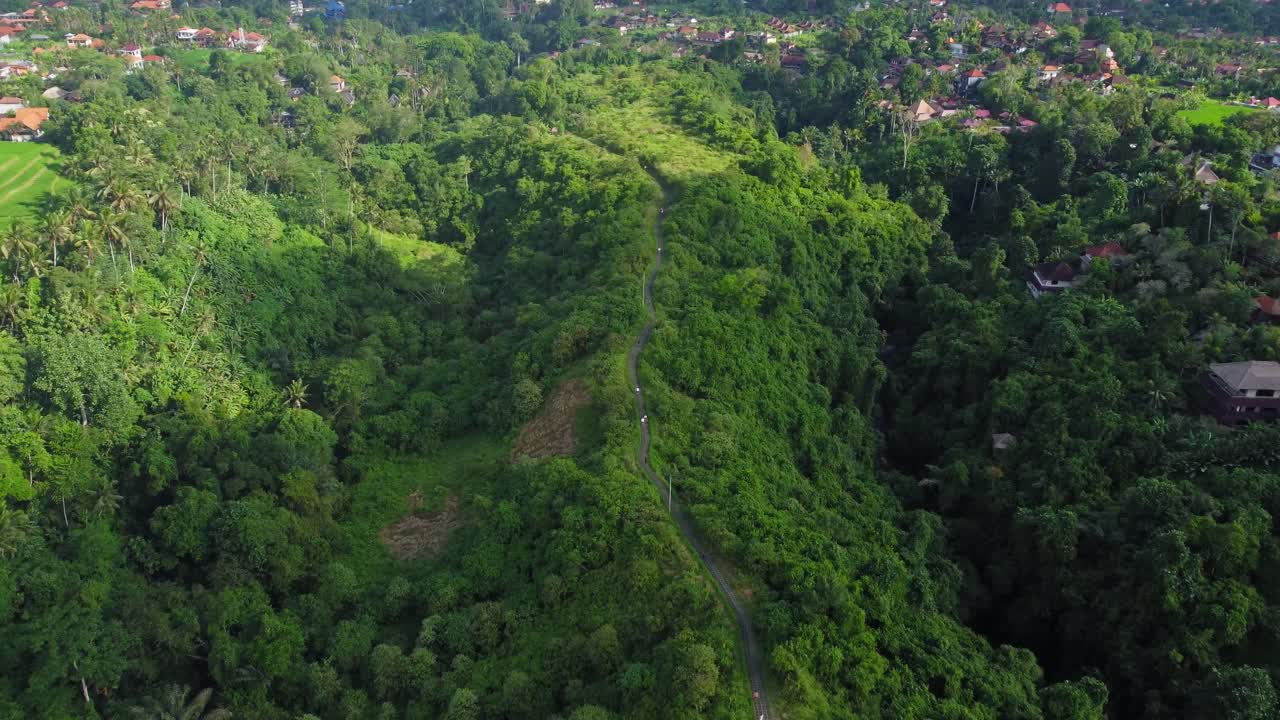 imágenes aéreas de drones en 4k: vistas impresionantes de la exuberante selva tropical, villas, belleza tropical cerca de campuhan ridge, ubud, bali