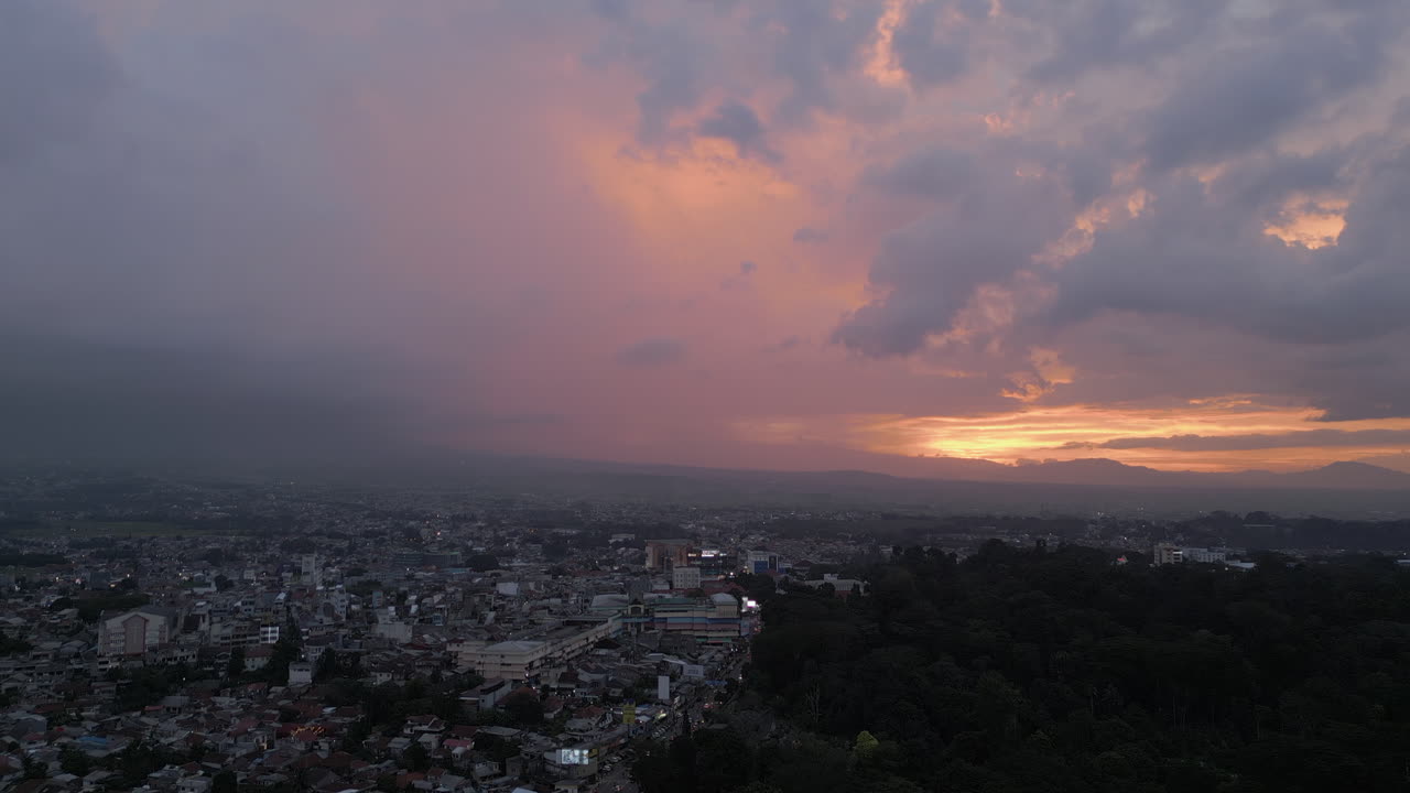 bogor ciudad somnolienta como el cielo de la noche se vuelve rojo indonesia pista en