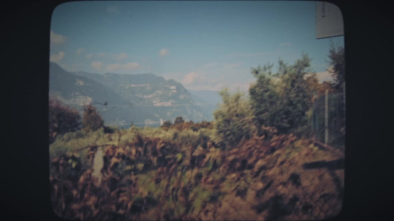 Guidando su per la collina verso i villaggi locali