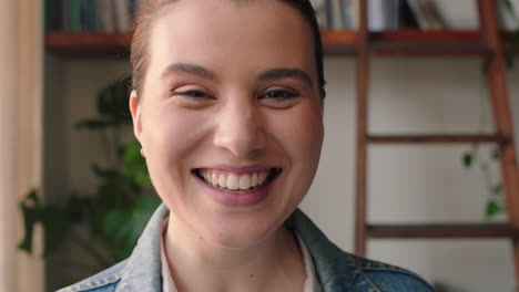 retrato de una hermosa mujer caucásica riendo con aspecto alegre y piel natural