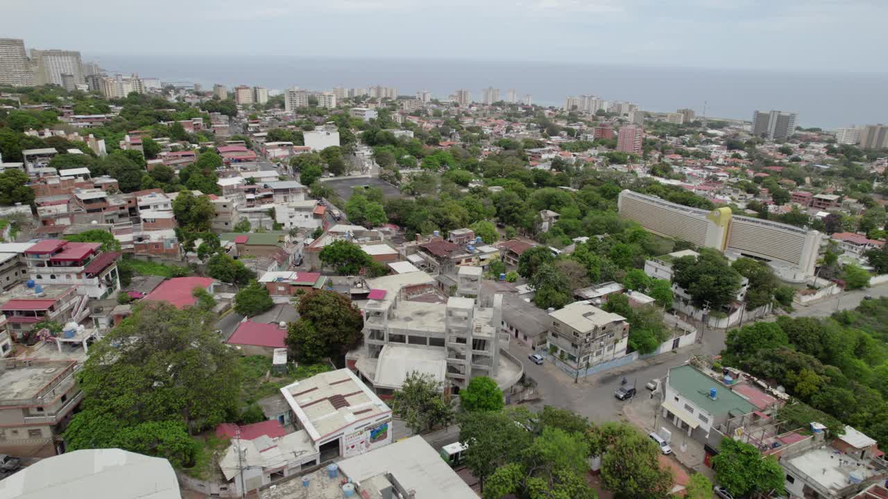 Vista aerea della città costiera di Caraballeda, La Guaira