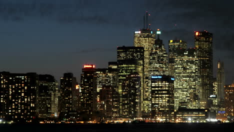 El-Horizonte-De-Toronto-Brilla-Con-Luz-Bajo-El-Cielo-Que-Se-Oscurece