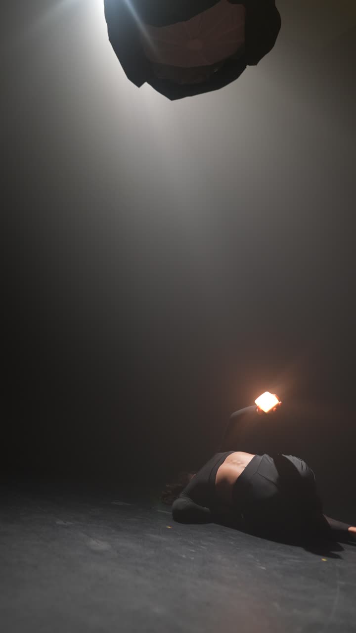 actuación de danza contemporánea en la iluminación oscura