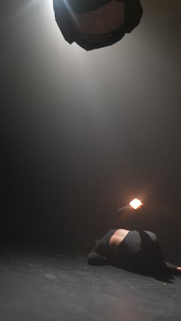 actuación de danza contemporánea en la iluminación oscura