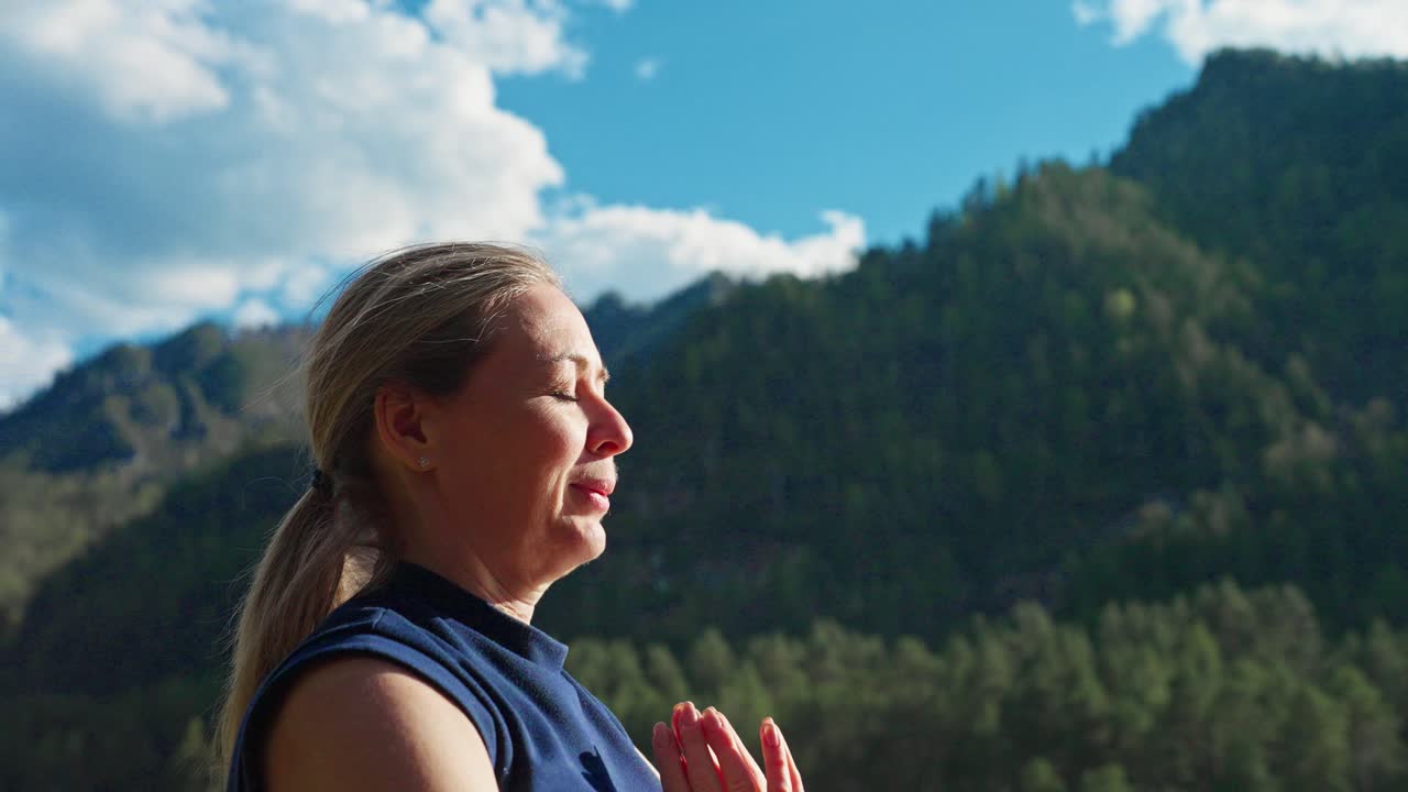 mujer meditando en la naturaleza