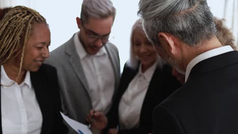 personas de negocios multirraciales que trabajan dentro de la oficina del banco - reunión y concepto de inicio