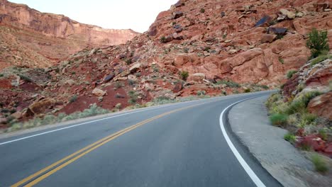 Imágenes-Pov-De-Conducir-En-El-Parque-Nacional-Arches-En-Moab,-Utah