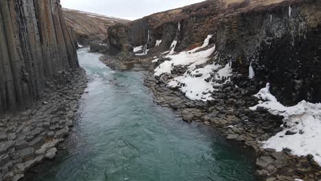 Islandia-Studlagil-Columnas-De-Basalto-Por-Drone