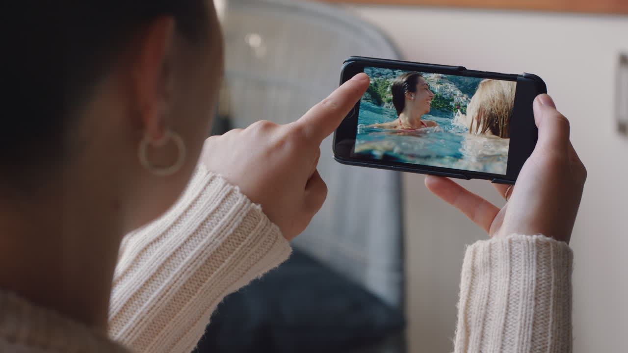 mujer joven chateando en video usando un teléfono inteligente amigos felices de vacaciones en italia nadando compartiendo experiencia de viaje divirtiéndose en vacaciones comunicándose con el teléfono móvil