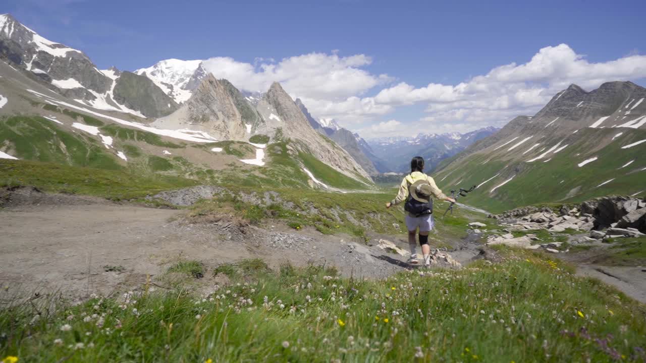 mujer corriendo por el sendero en los alpes de mont blanc