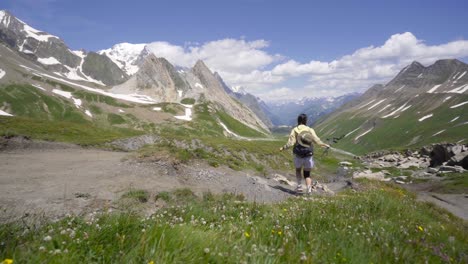 mujer corriendo por el sendero en los alpes de mont blanc