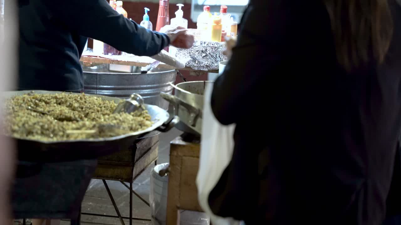 gente comprando maíz delicioso en las calles de méxico