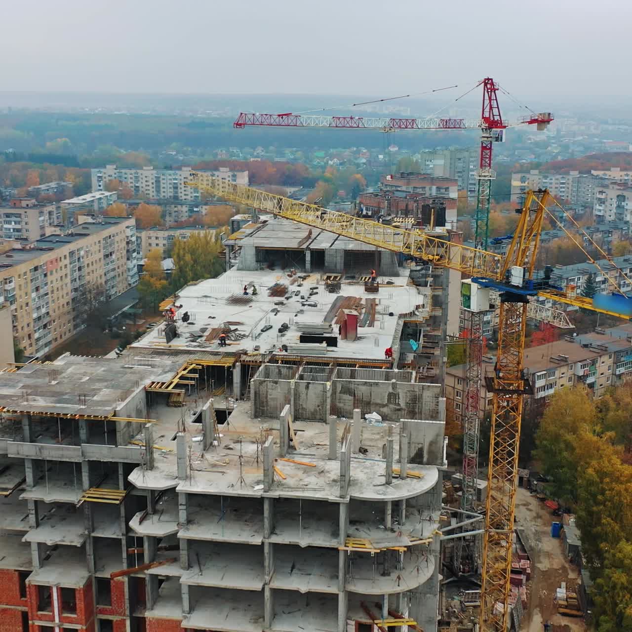 Sitio de construcción con grúas