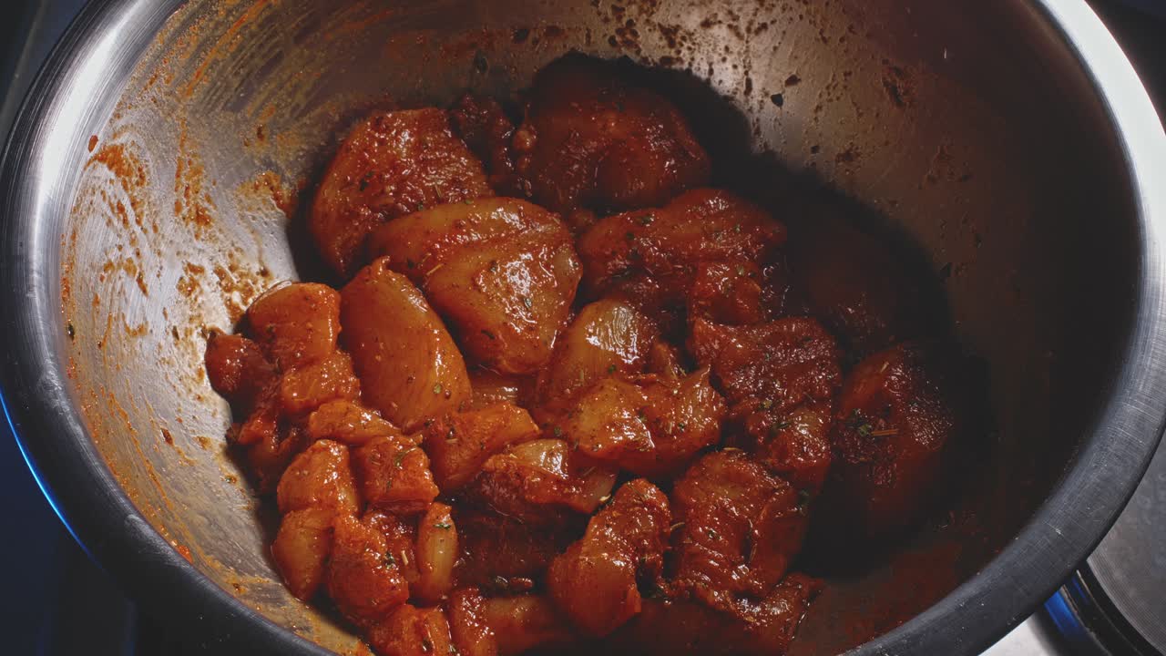 filete de pechuga de pollo crudo marinado en hierbas y especias