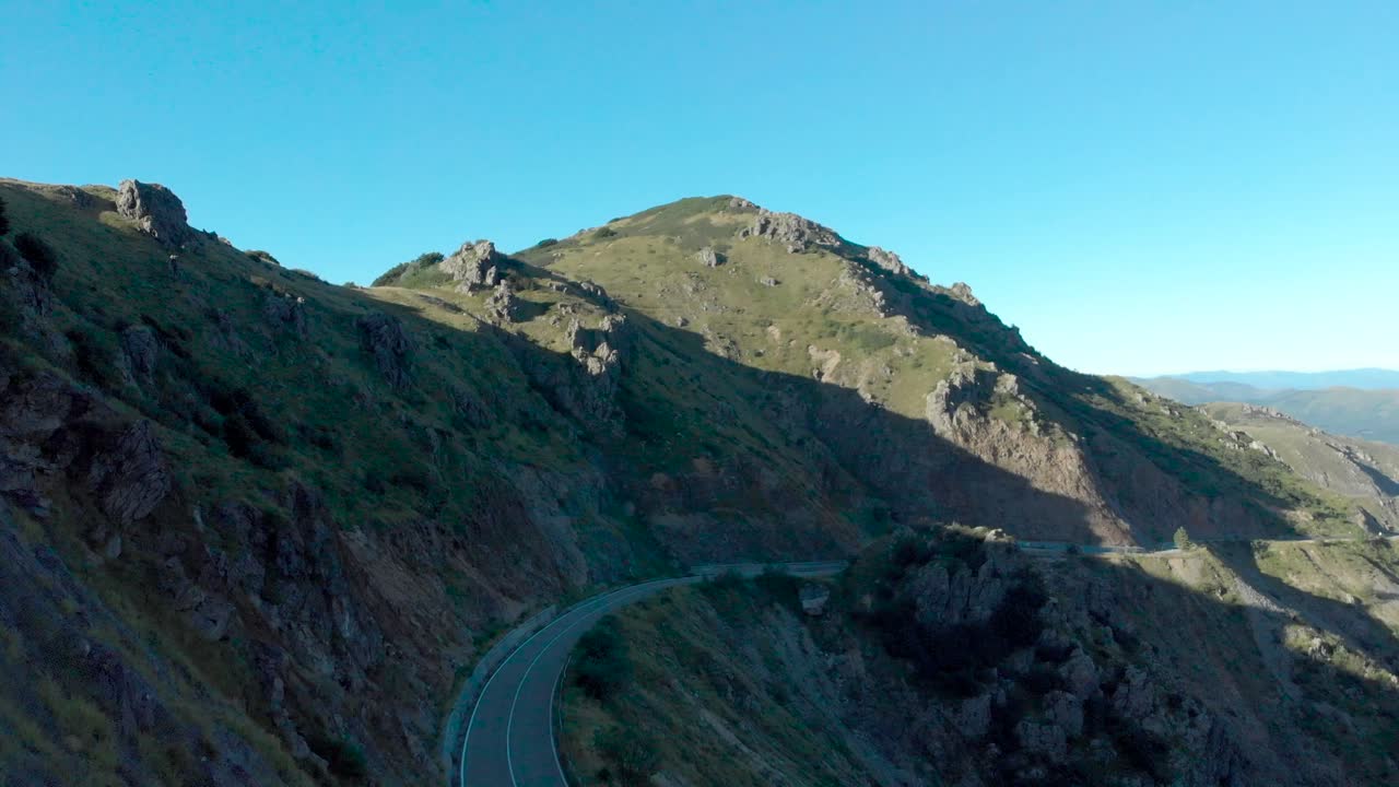 이탈리아 리구리아 의 그늘진 산악 도로 의 항공 사진